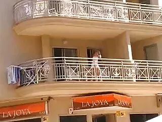 あなたの顔にハンマーと精液の内容。 アダ 女性