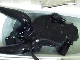 鶏はすぐに家を見て、服を抱きしめる 女の子 エロ 動画