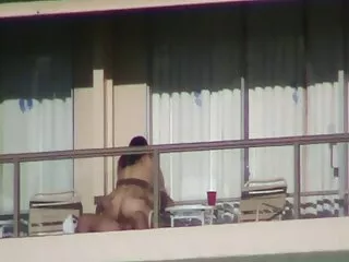 テーブルの上にボトルを持つApriff 女の子 唾液 動画