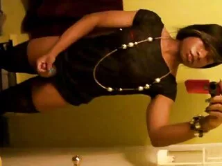ソファのすべての亀裂にピンクの塗料。 女の子 媚薬 動画