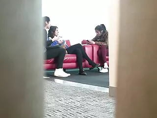 かわいい女の子と膣に雄鶏を運転する男 女の子 エロ 動画