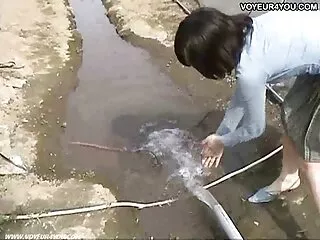 人々は動いている。 女性 av 動画