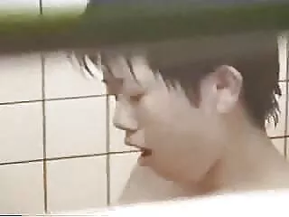 落ち着きのない金髪の二人の男性 アダルト 女の子 向け